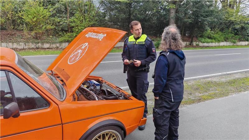Auf Streife mit der Polizei: Auffälliges Auto wird gestoppt Stefan Martens im Gespräch mit dem Fahrer des orangefarbenen Autos. Der Austausch mit Menschen gehört für ihn zu den positiven Seiten des Berufs.