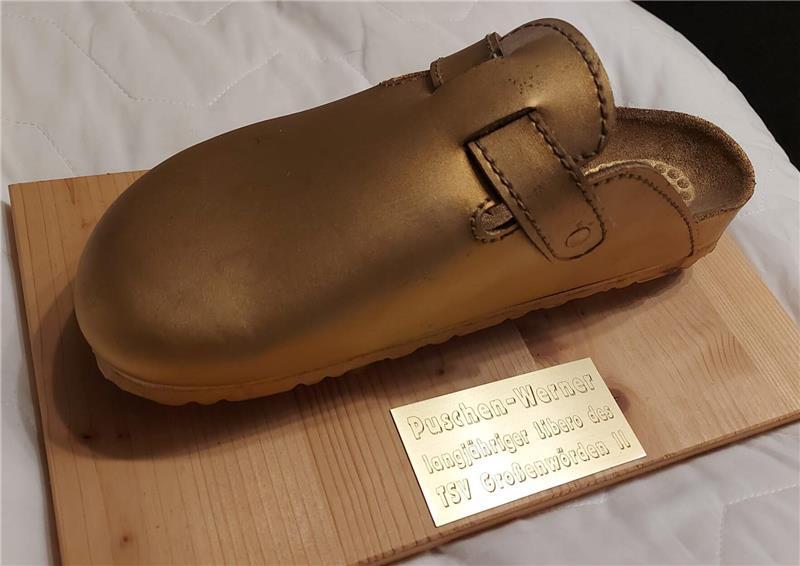 Großenwördens Stefan Meyer: Der Mann mit dem goldenen Puschen Stefan Meyer bewahrt den goldenen Puschen als Erinnerungsstück auf.