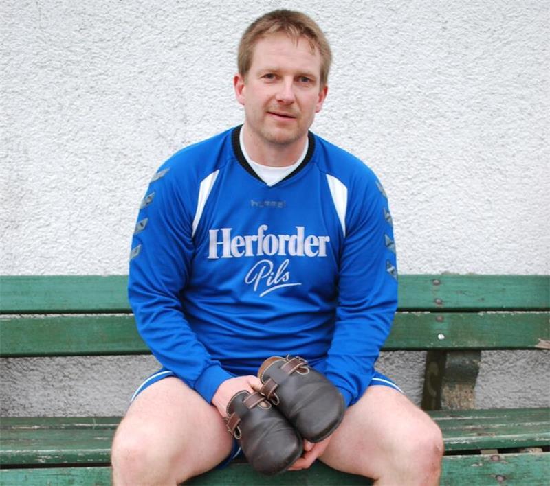 Großenwördens Stefan Meyer: Der Mann mit dem goldenen Puschen Stefan Meyer und seine Puschen (2010).