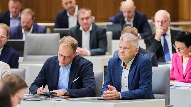 SPD im Landtag sucht nach Politze-Rücktritt neue Spitze Stefan Politze (vorne rechts) während der Landtagssitzung, in der seine Immunität aufgehoben wurde.