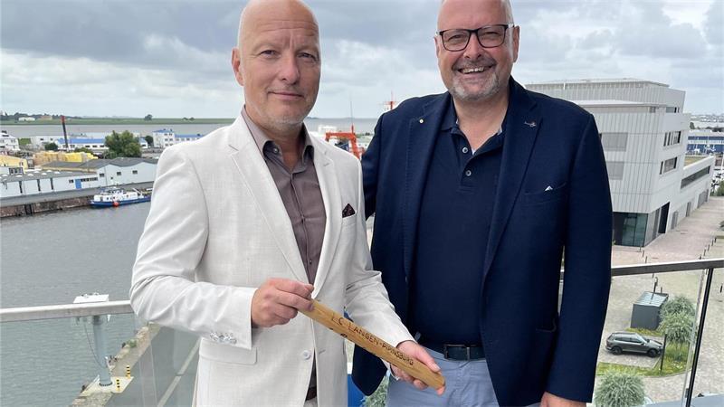 Stefan Polzin (links; hier mit Marc Dieterich) ist Geschäftsführer des Immobiliendienstleisters Polzin-Immobilien. (Archivbild)