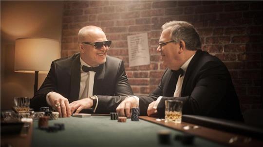 Stefan Raab begrüßt in „Raabs Pokernacht“ seinen Kumpel Elton und drei weitere prominente Spieler am Kartentisch.