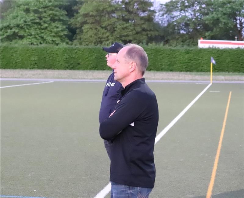 A/O III und Wischhafen/Dornbusch steigen in Kreisliga auf Stefan Raap mit Wischhafen/D. Wiederaufstieg. Fotos: Brunsch