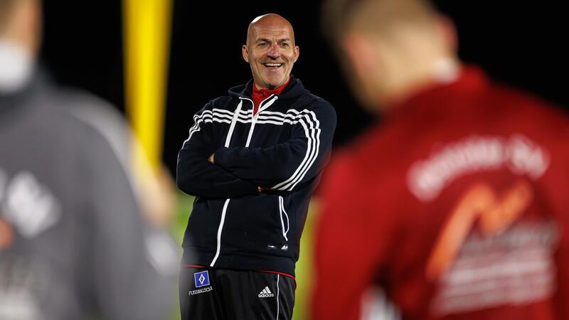Ex-HSV-Profi Stefan Schnoor: Warum das einstige Raubein den Deinster SV coachte Stefan Schnoor arbeitete nach seiner Karriere als Sportdirektor, TV-Experte, Scout und zuletzt als Trainer in der HSV-Fußballschule.