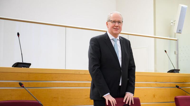 Stefan Schostok, Hannovers früherer Oberbürgermeister, steht im Gerichtssaal im Landgericht Hannover.