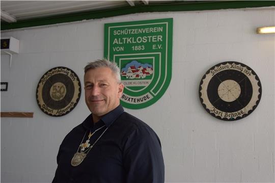 Stefan Siebert trägt am Tag des Bunten Rotts im Schießstand die Ausgehkette des Schützenkönigs und den Königsorden. Foto: Sulzyc