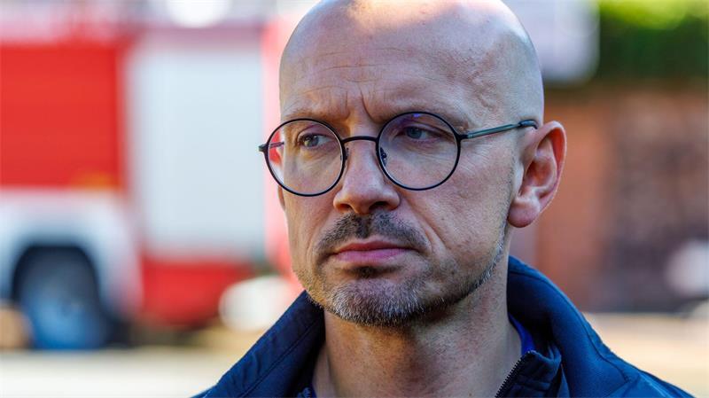 Flammen in Klinik - zwei Tote in Ludwigslust Stefan Sternberg (SPD), Landrat des Kreises Ludwigslust-Parchim, kündigte ein Notdach für die Klinik innerhalb von 24 Stunden an.