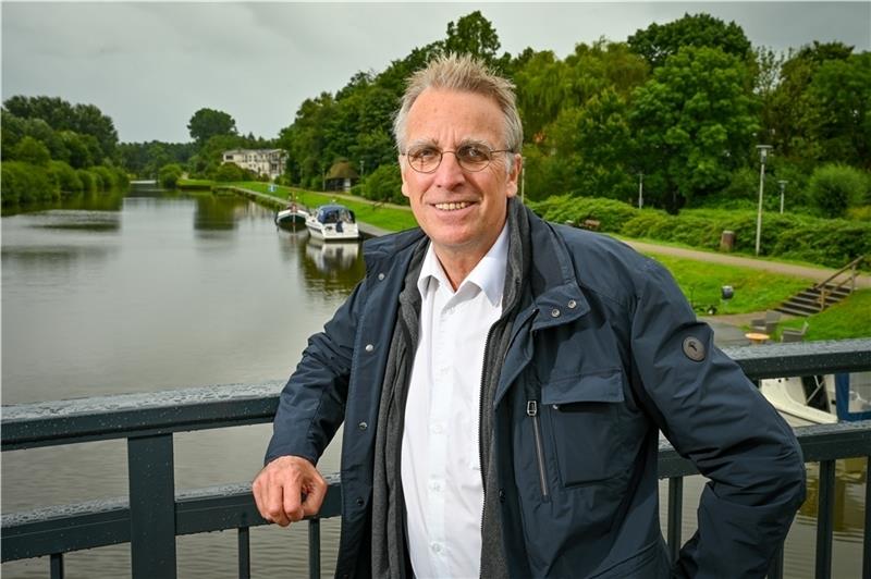 Stefan Wenzel am Hadelner Kanal. Foto: Scheschonka/Hollemann