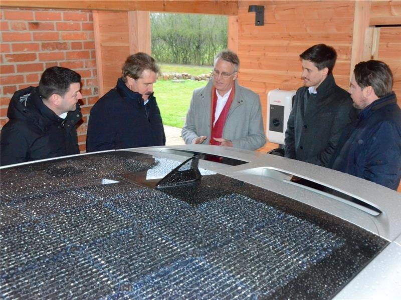 Stefan Wenzel lässt sich von Andreas Viebrock, (links), Dirk Viebrock (rechts) und Lars Viebrock das System erläutern.