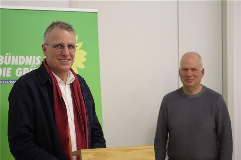Stefan Wenzel (links) wurde bei nur einer Gegenstimme zum Bundestagskandidaten der Grünen gewählt. Auch zur Freude von Ralf Poppe, Sprecher des Stader Kreisverbands. Foto: Klempow