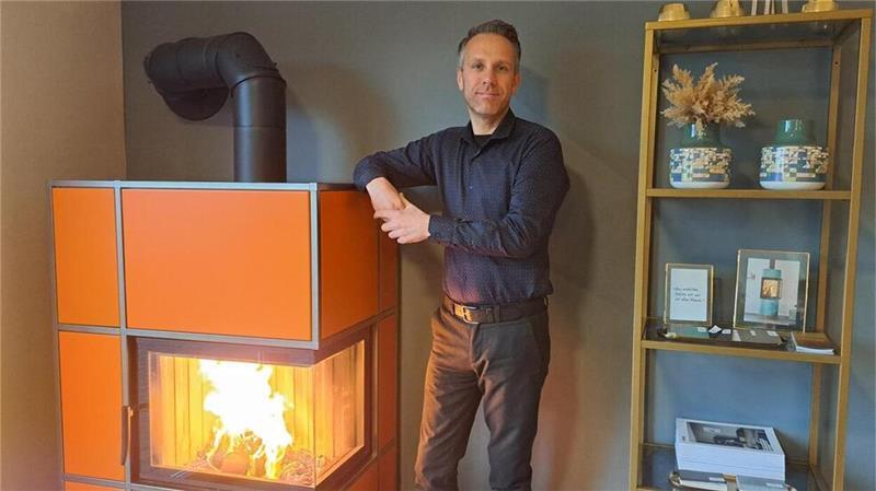 Neue Grenzwerte: Kaminofen-Experte verrät, was Besitzer beachten müssen Stefan Wesenberg in seinem Geschäft Heizwerk in Hagen.