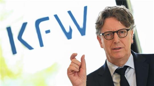 Stefan Wintels, Vorstandsvorsitzender der KfW Bankengruppe, stellt die Bilanz für 2023 vor.