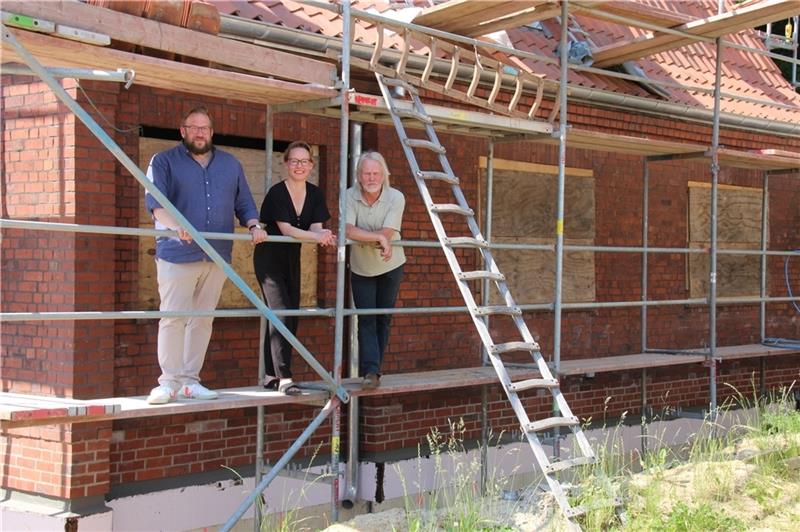 Stefan Zimmermann (von links), Carina Meyer und Klaus-Wilfried Kienert am neuen Siedlungshaus im Großprojekt Königsberger Straße. Foto: FMK