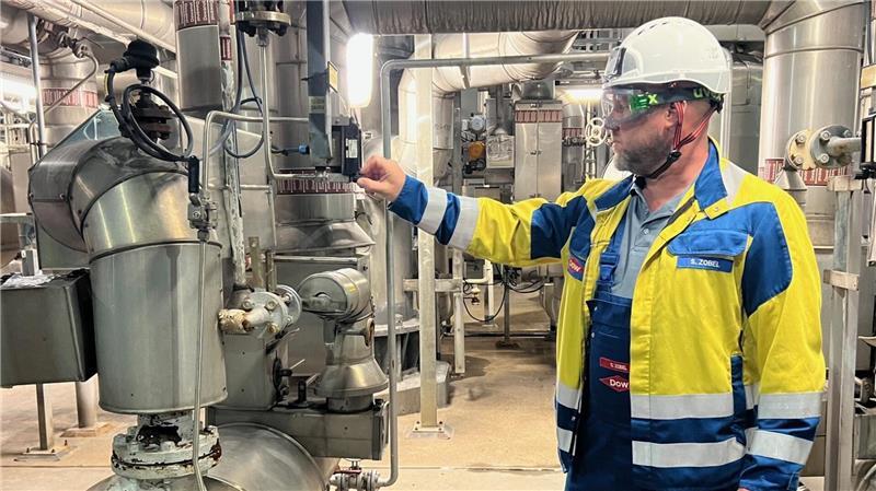 Stefan Zobel zieht aus der Anlage eine Probe vom Dowanol.