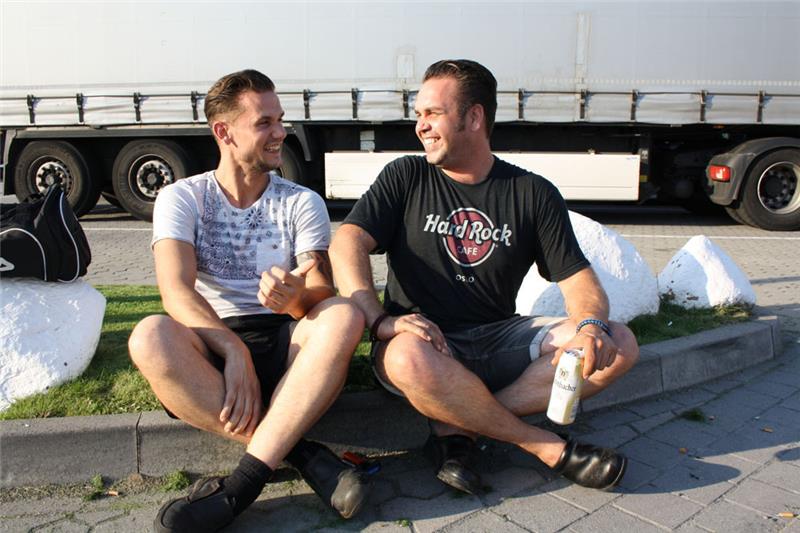 Stefan aus Zwolle und Mark aus Emmen: Die beiden Trucker-Freunde kommen aus Holland, haben sich aber in Norwegen kennengelernt. Fotos: Andrae