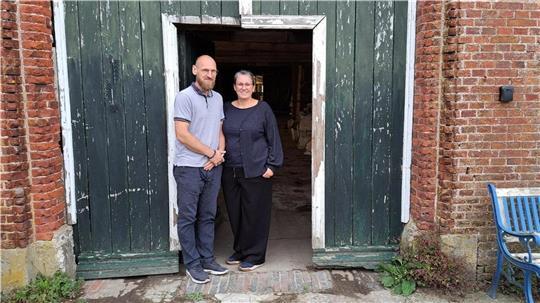 Stefan und Christiane Pauling sind die neuen Besitzer des historischen Guts Osterhausen. Durch eine umfangreiche Sanierung wollen sie das denkmalgeschützte Anwesen aus dem Dornröschenschlaf holen.