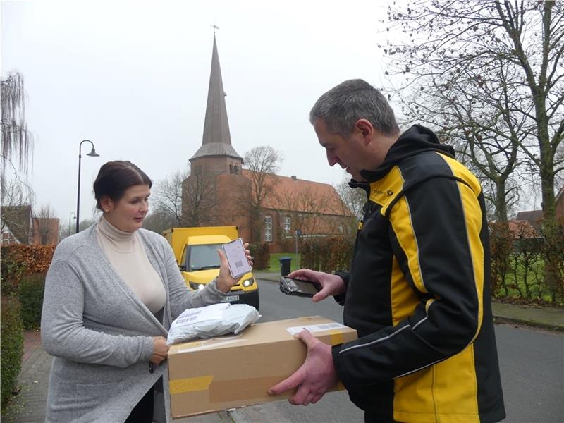 Bis zu 150 Pakete pro Tag: Die Herausforderungen eines DHL-Zustellers in der Weihnachtszeit „Stefan, warte mal kurz!“: Sandra von Allwörden aus Oederquart hat noch eine Retoure für DHL-Zusteller Stefan Raap . Fotos: Knappe