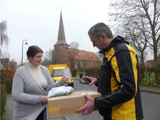 „Stefan, warte mal kurz!“: Sandra von Allwörden aus Oederquart hat noch eine Retoure für DHL-Zusteller Stefan Raap . Fotos: Knappe