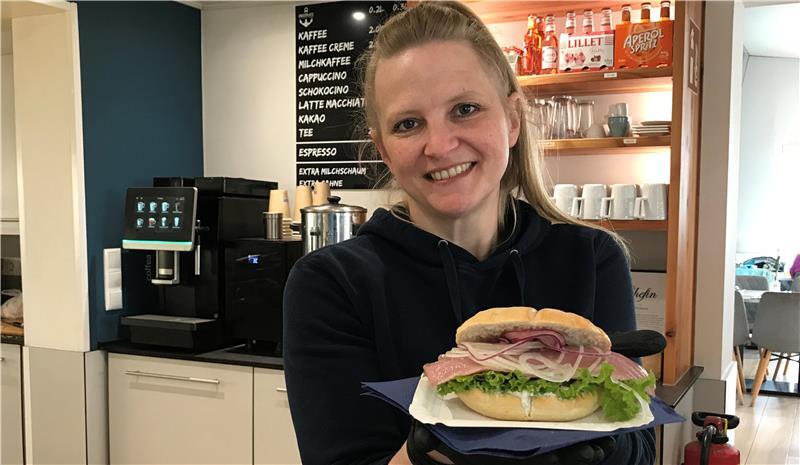 Stefanie Eberhardt vom Ankerplatz bereitet ihre Fischbrötchen mit einer extra Portion Liebe zu.
