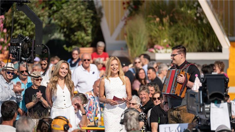 Stefanie Hertel moderiert die Sendung „Immer wieder sonntags“ bei Sommerwetter.