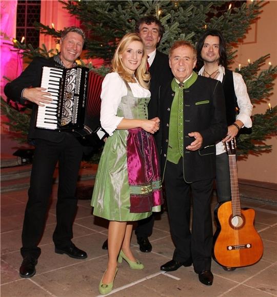 Stefanie Hertel steht mit ihrem Vater Eberhard, Ehemann Lanny Lanner und Musikern ihrer vertrauten Tournee-Familie auf der Bühne.