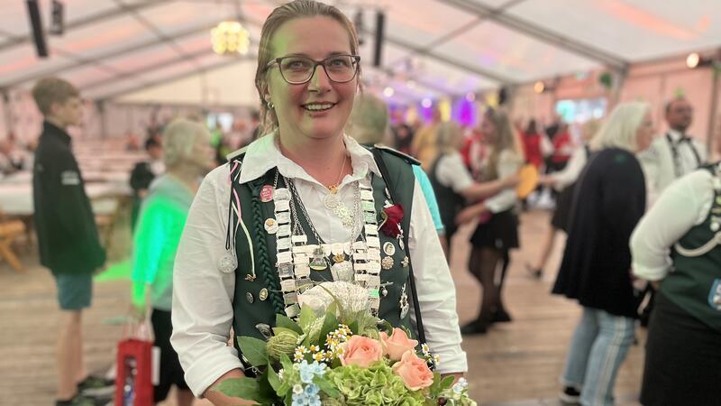 Stefanie Janowski (44) schoss sich am Sonnabend zur Besten Dame und am Sonntag zur Damenkönigin.