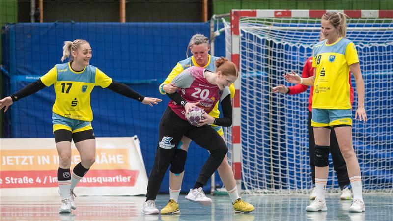 Ein letztes Mal Halle Nord: 74 Tore, viele Erinnerungen und viel Party Stefanie Melbeck macht die ins Feld gewechselte BSV-Torhüterin Ylva Tants fest.