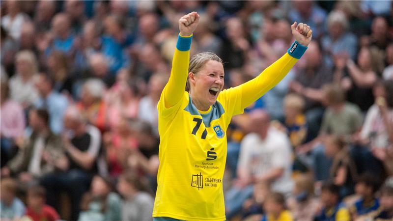 Ein letztes Mal Halle Nord: 74 Tore, viele Erinnerungen und viel Party Stefanie Melbeck trug wie früher die Nummer 77 auf ihrem Trikot.