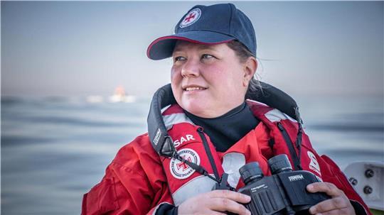 Stefanie Riemer ist in Rostock groß geworden. Eine abenteuerliche Reise auf den Azoren war für sie der Auslöser, sich der Deutschen Gesellschaft zur Rettung Schiffbrüchiger anzuschließen.