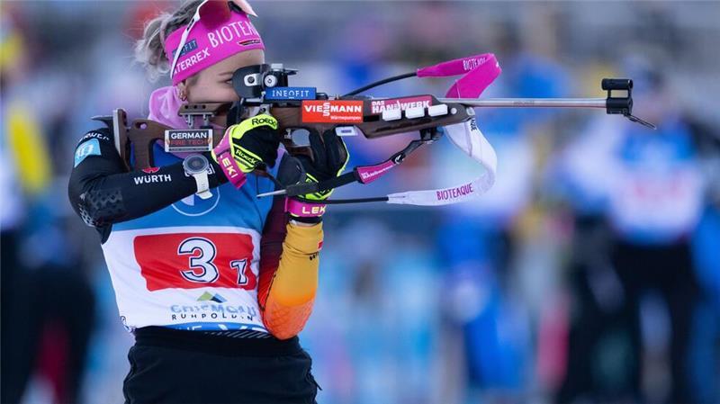 Stefanie Scherer kommt aus dem IBU-Cup und feiert einen Staffelsieg in der A-Liga.