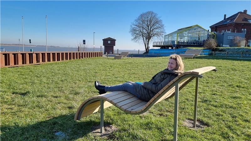 Neue Liegebänke locken nach Stadersand Stefanie Scholl von Stade Marketing genießt das Probeliegen. Foto: SMTG