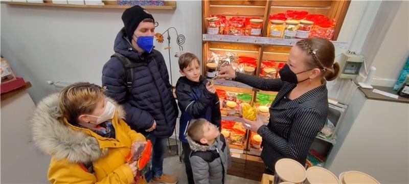 Stefanie und Christian Dammann kaufen Fruchtgummi bei Denise Heller im „‘s Fachl“ . Ihre Kinder Luca und Lio sind lieber ohne Maske.