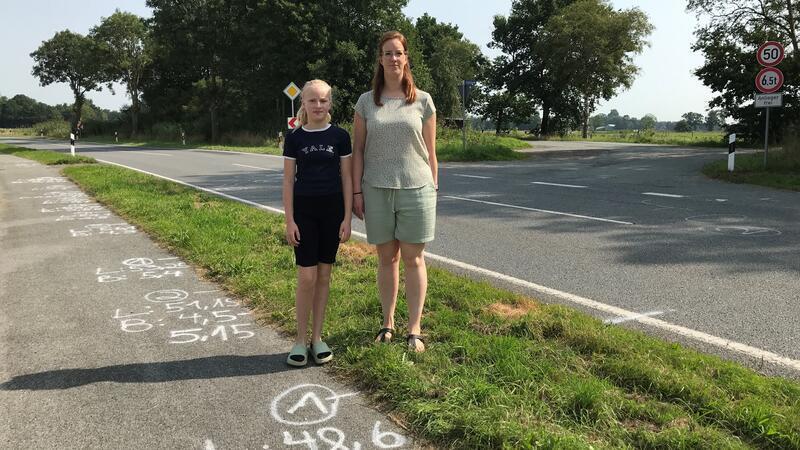 Nach tödlichem Unfall: Mutter kämpft für mehr Sicherheit an der B495 Stefanie und Stina Wilkens: An der Stelle, an der die Elfjährige die B 495 überqueren muss, ist kürzlich ein Radfahrer tödlich verunglückt.