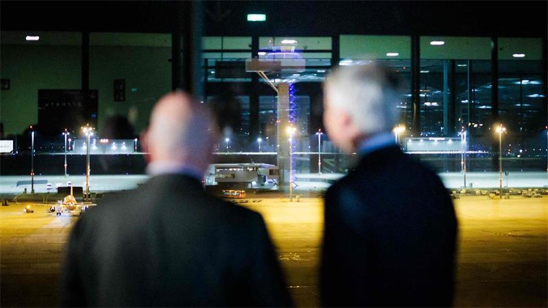 Stefen Bilger (r, CDU), Bundesminister für Verkehr, und Robert Crumbach (l, SPD), Minister für Infrastruktur und Landesplanung, blicken nach einem Pressestatement zum neuen Drohnendetektor am BER auf der Besucherterrasse des Flughafen „Willy Brandt“ Berlin Brandenburg (BER) auf den Tower.