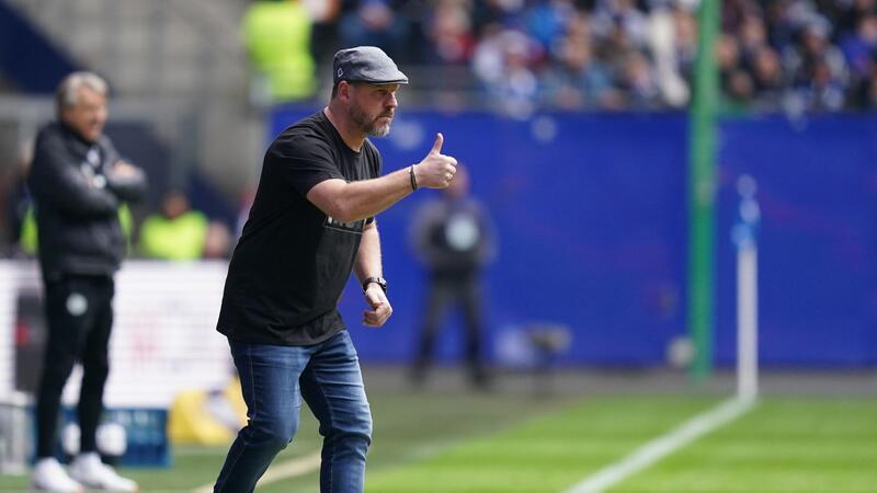 HSV siegt bei Baumgart-Premiere Steffen Baumgart hält den Daumen hoch.