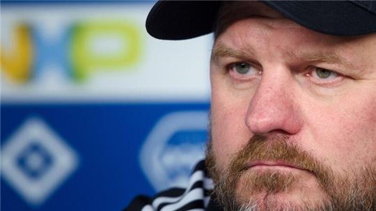 Steffen Baumgart nimmt an einer Pressekonferenz zu seiner Vorstellung als Cheftrainer des Hamburger SV teil.