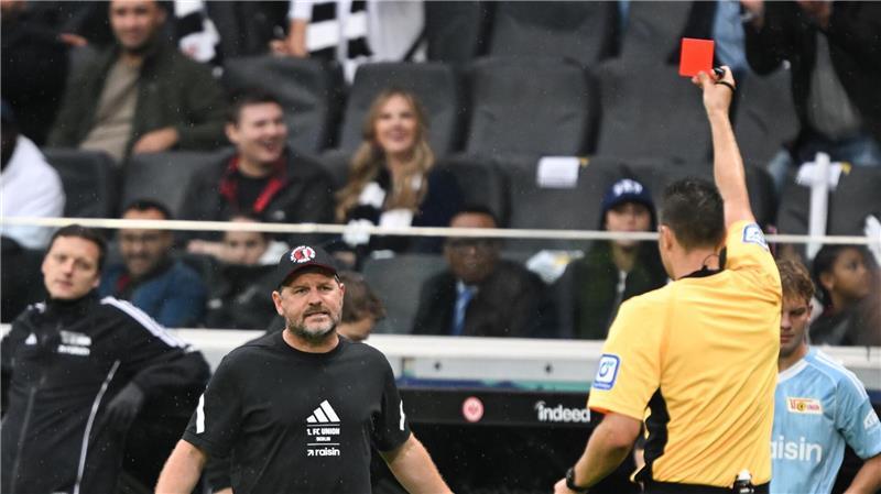 Wegen Stinkefinger: DFB ermittelt gegen Union-Coach Baumgart Steffen Baumgart sieht in einer hektischen Schlussphase Rot.