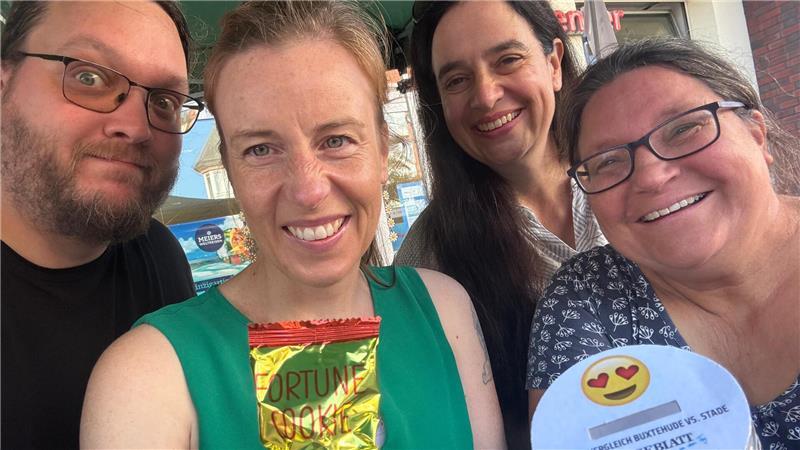 Steffen Buchmann, Lena Stehr, Grit Klempow und Fenna Weselmann wollen auf dem Stader Wochenmarkt erfahren, wie glücklich die Stader sind.