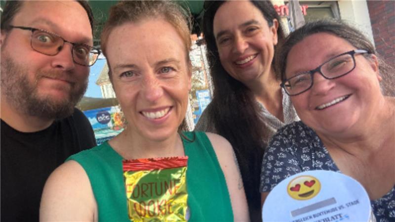Steffen Buchmann, Lena Stehr, Grit Klempow und Fenna Weselmann wollen auf dem Stader Wochenmarkt erfahren, wie glücklich die Stader sind.