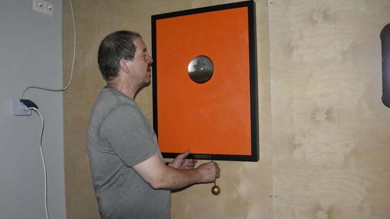 Steffen Gill demonstriert das Pendelbild mit der Hummelfigur.