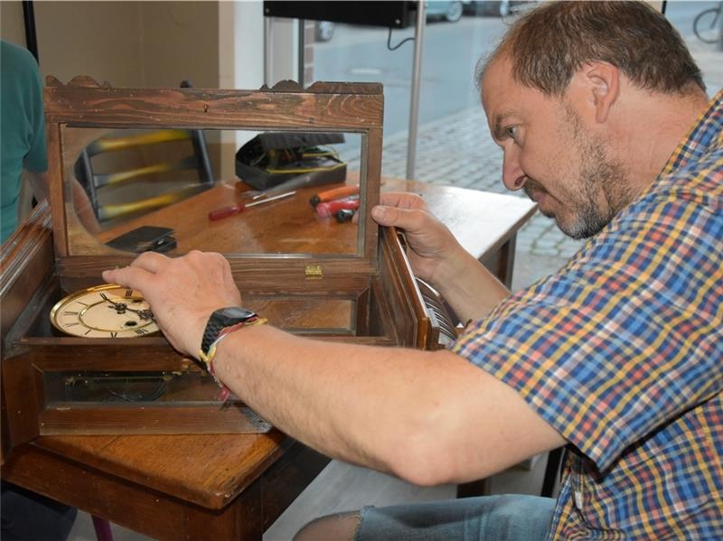 Repair-Café in Estebrügge: Fachsimpeln über altes Gerät und neue Kontakte Steffen Gill repariert eine alte Wanduhr aus dem Familienbesitz.