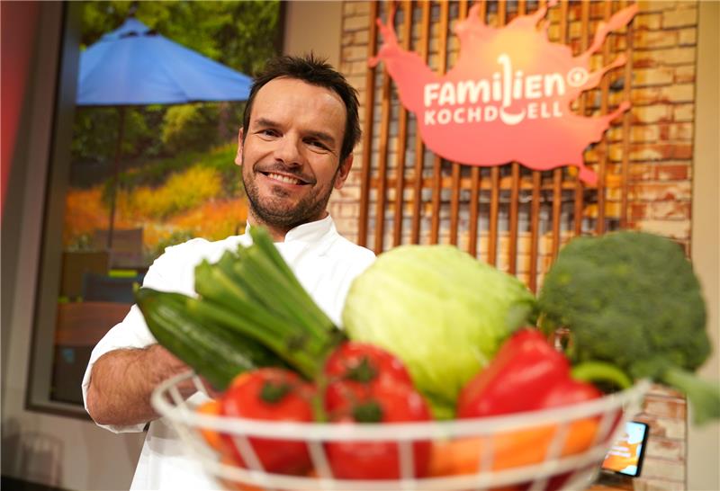 Steffen Hensslers neue TV-Show: Mit „erschwinglichen Zutaten gut kochen“ Steffen Henssler, fernseherfahrener Koch, steht in der Studiokulisse der Sendung "Familien-Kochduell". Foto: Marcus Brandt/dpa