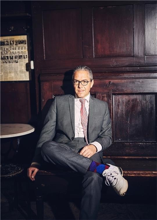 Steffen Kopetzky liest in der Buchhandlung Schaumburg. Foto: Jana Mai