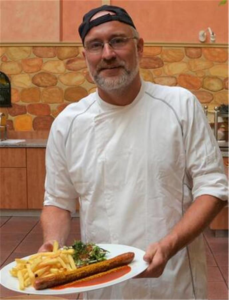 Steffen Mahncke, Küchenchef im Zevener Ringhotel Paulsen, serviert ausnahmsweise selbst die Currywurst mit hausgemachter Soße.