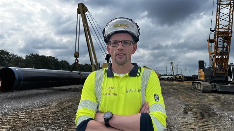 Steffen Reger, Projektleiter für den Bau der Pipeline ETL 182, steht auf dem Rohrlagerplatz 3 in Deinste.