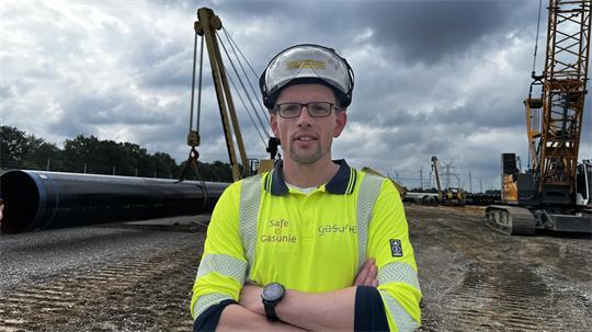 Steffen Reger, Projektleiter für den Bau der Pipeline ETL 182, steht auf dem Rohrlagerplatz 3 in Deinste.