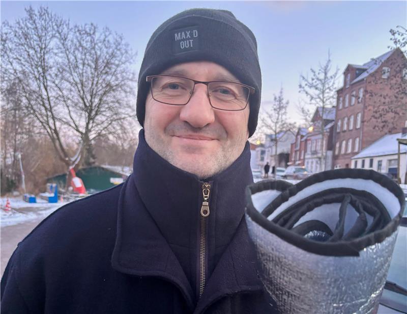 Steffen Vanseluw aus dem Kreis Harburg ist immer gut vorbereitet. Beim Besuch in Stade legte er gleich die Windschutzscheiben-Isolierung auf.