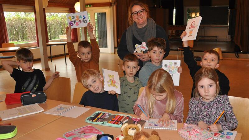 Steffi Rämsch macht die Kita-Kinder spielerisch mit der englischen Sprache vertraut. Malen, singen, tanzen und spannende Geschichten bringen Spaß.