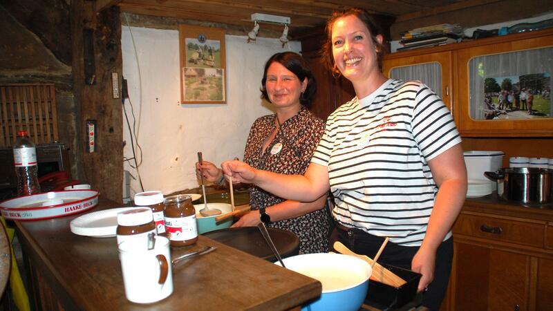 Nach 10 Jahren Pause: So lief das Zeltlager für Kinder auf dem Beekhoff Steffi Viet (links) und Sarah Kröck von den Kranzbindern Beckdorf versorgten die Kinder mit Crepes.