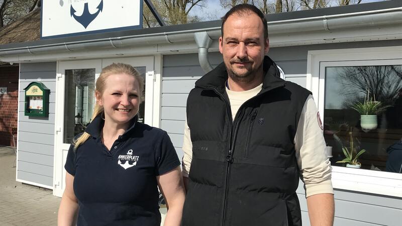 Ein Jahr Ankerplatz: Warum Steffi Eberhardt trotz B495-Baustelle und Hochwasser nicht aufgibt Steffi und Kai Eberhardt sind froh, dass ihr Ankerplatz nun in ruhigerem Fahrwasser liegt.